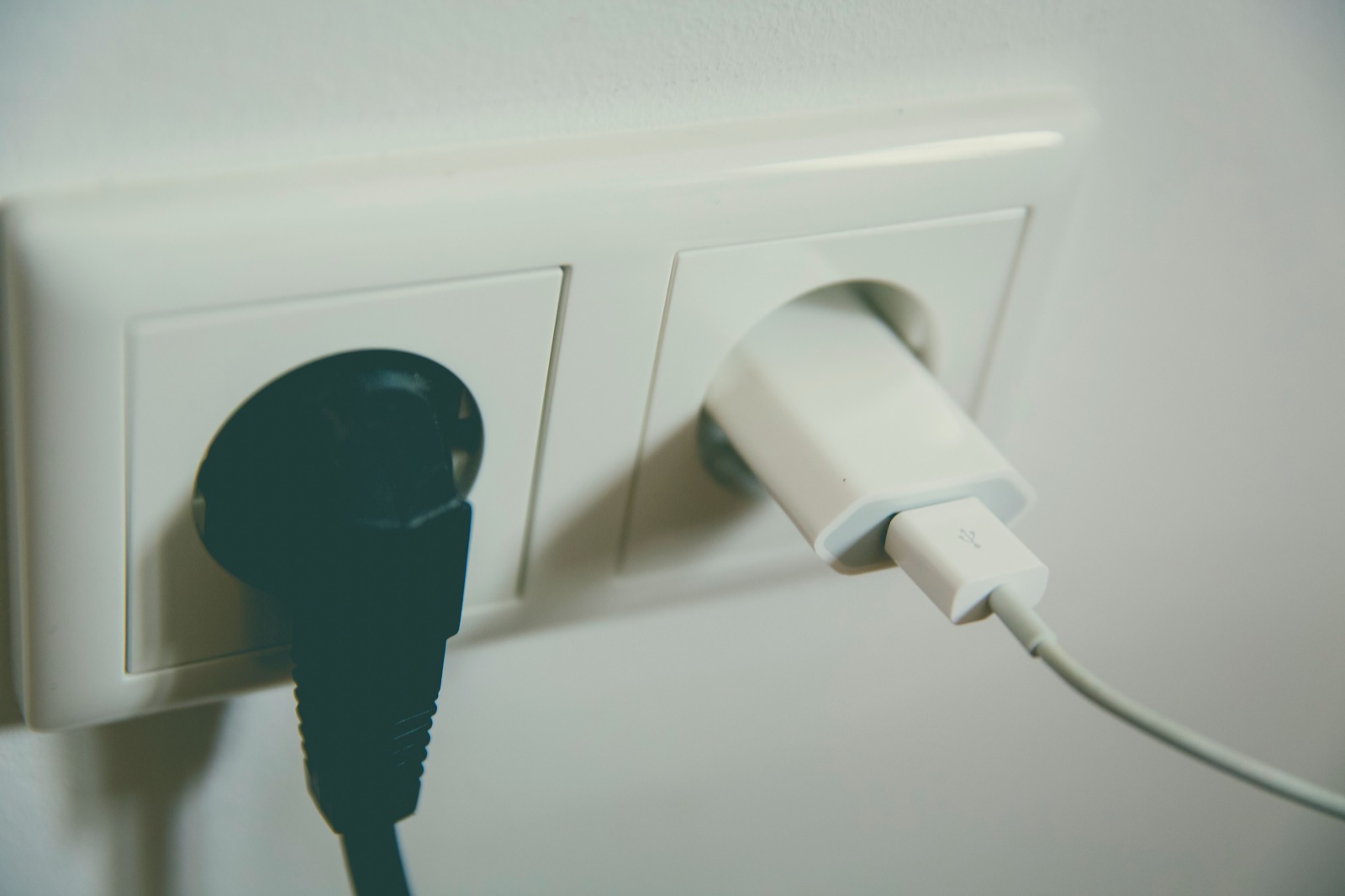 充電器會發燙正常嗎?溫度判斷與該立刻停用的訊號