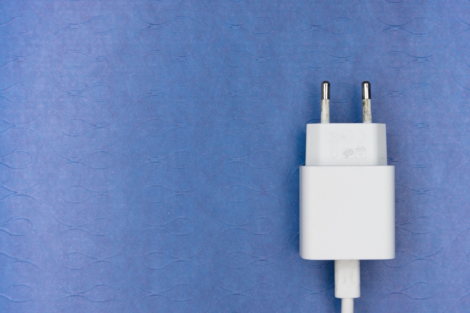 充電器插進牆上插座會鬆、會發熱嗎?先判斷是插座還是充電器