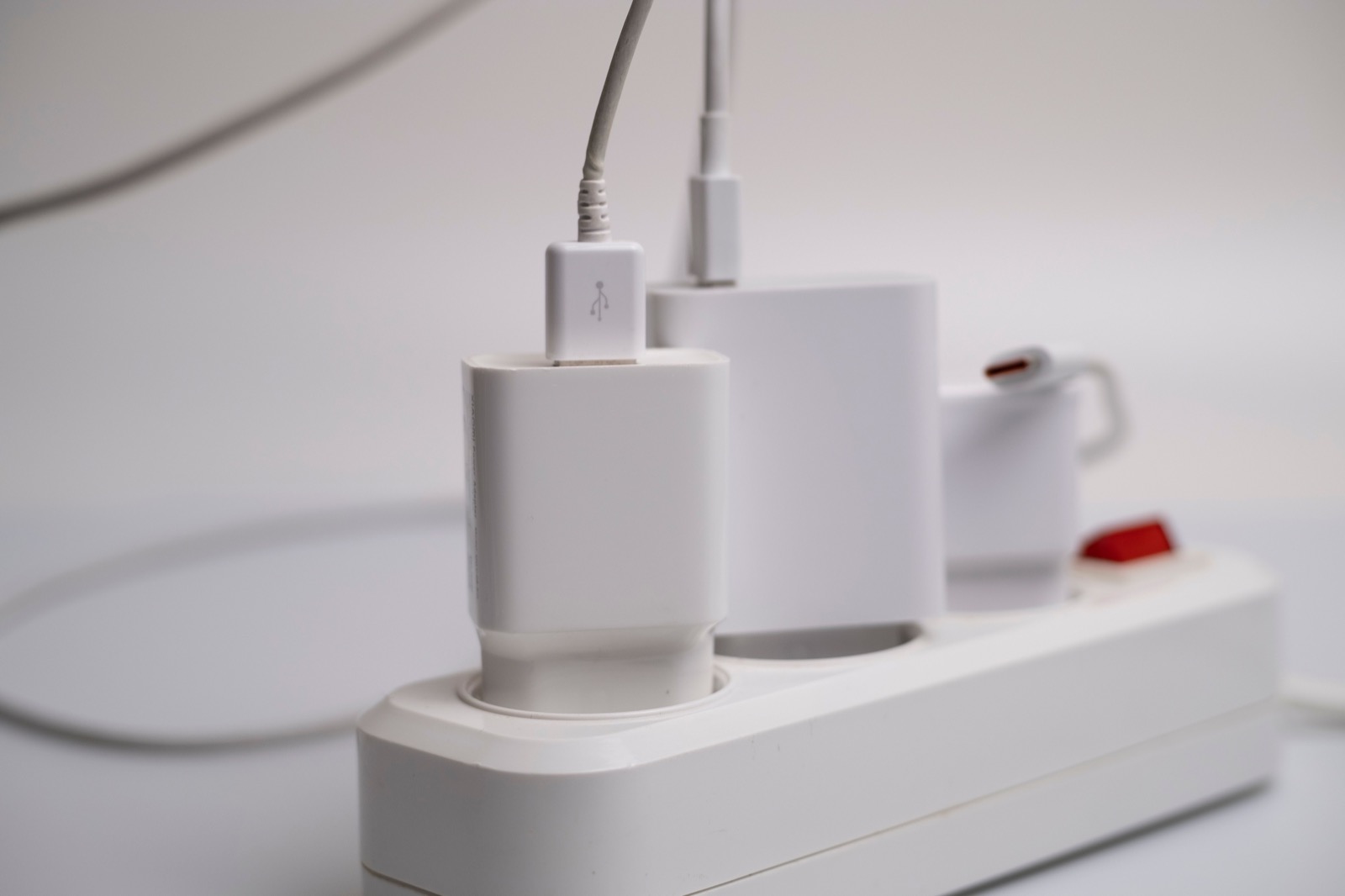 充電器一直插著會耗電嗎?要不要拔,看待機與使用情境