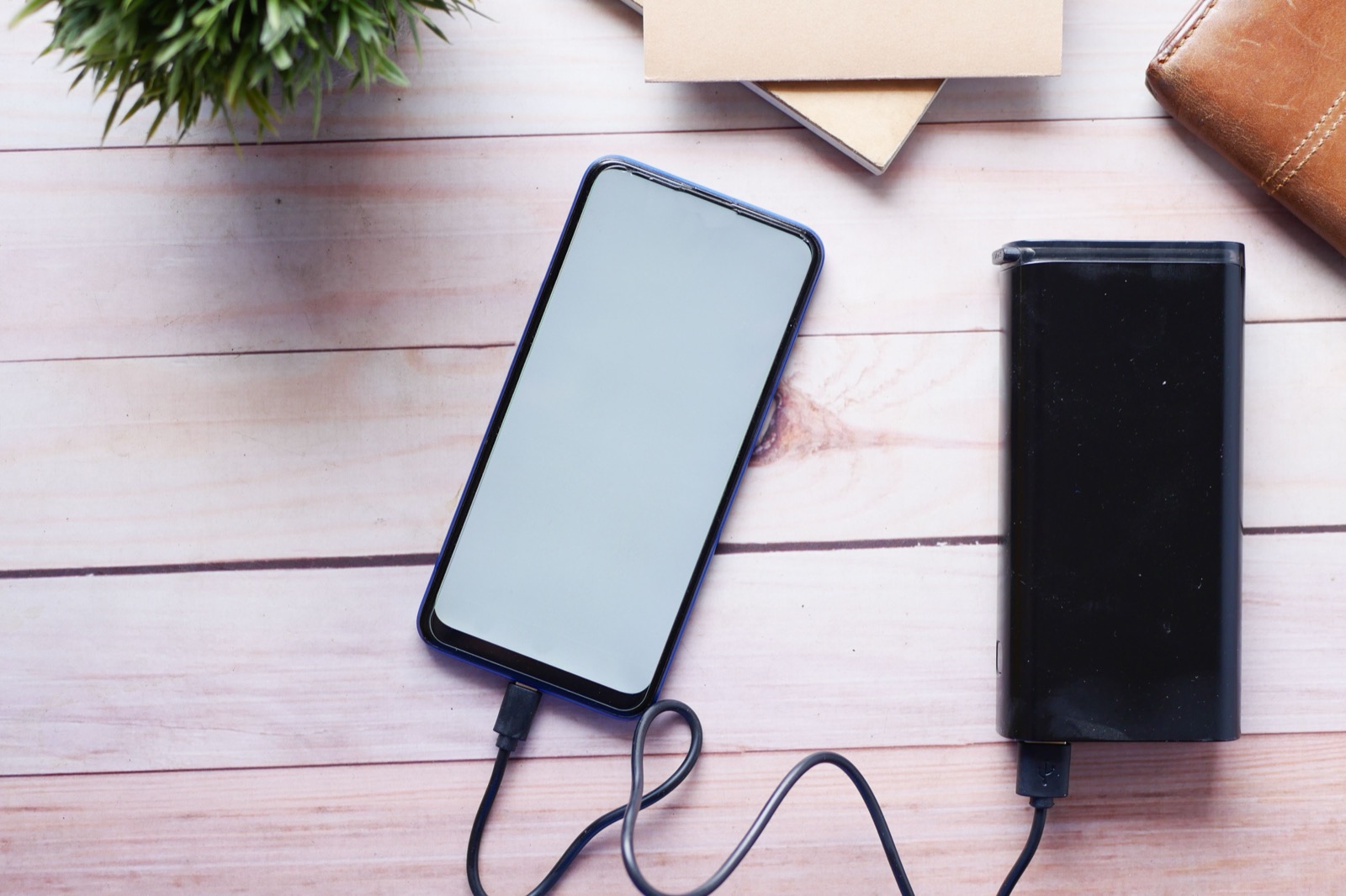行動電源可以邊充邊放嗎?直通充電的原理與代價