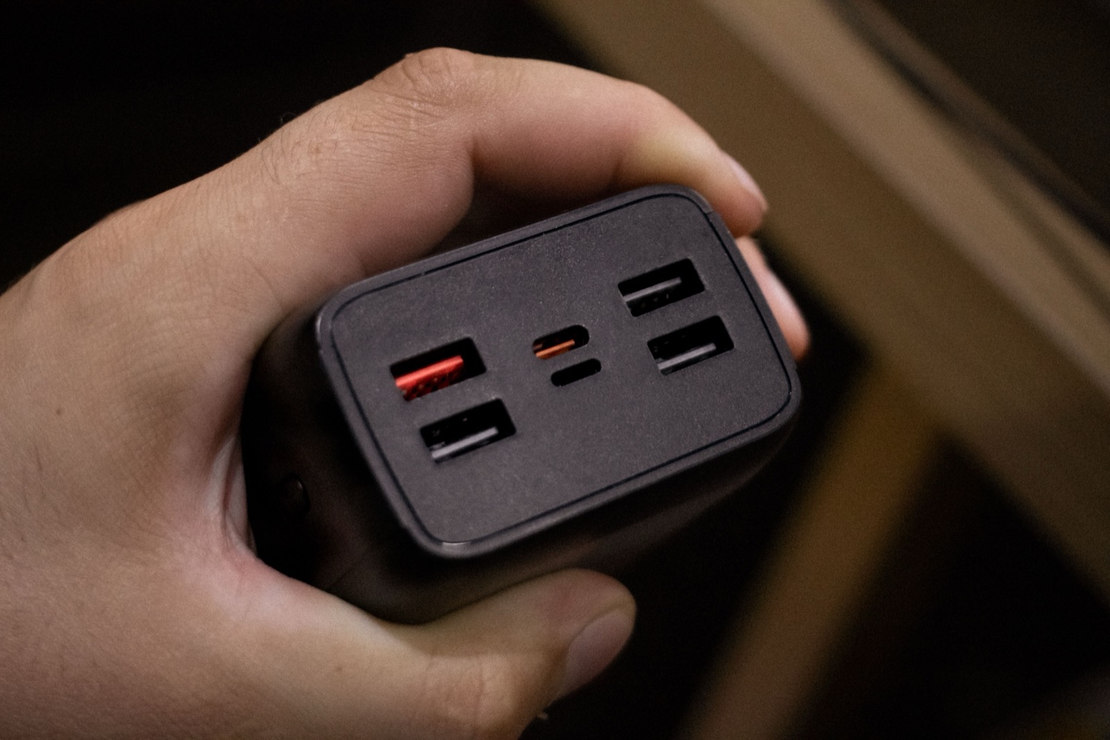 行動電源有異味怎麼辦？先停用，再分辨焦味與外觀警訊